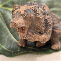 brun-siddende-bjoern-patineret-gammelt-legetoej